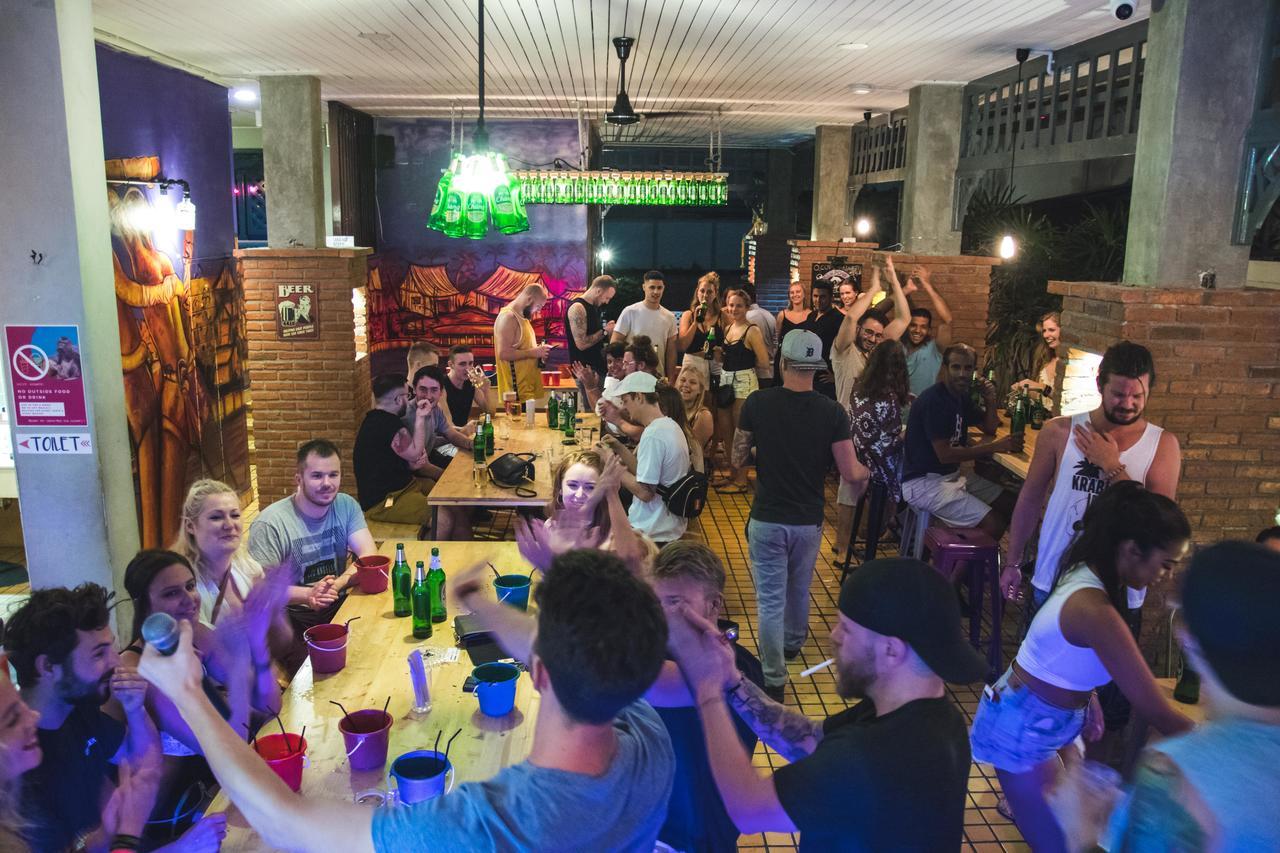 Mad Monkey Hostel Bangkok Exterior photo