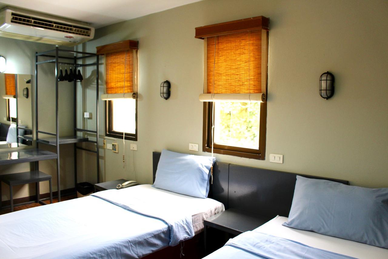 Mad Monkey Hostel Bangkok Exterior photo