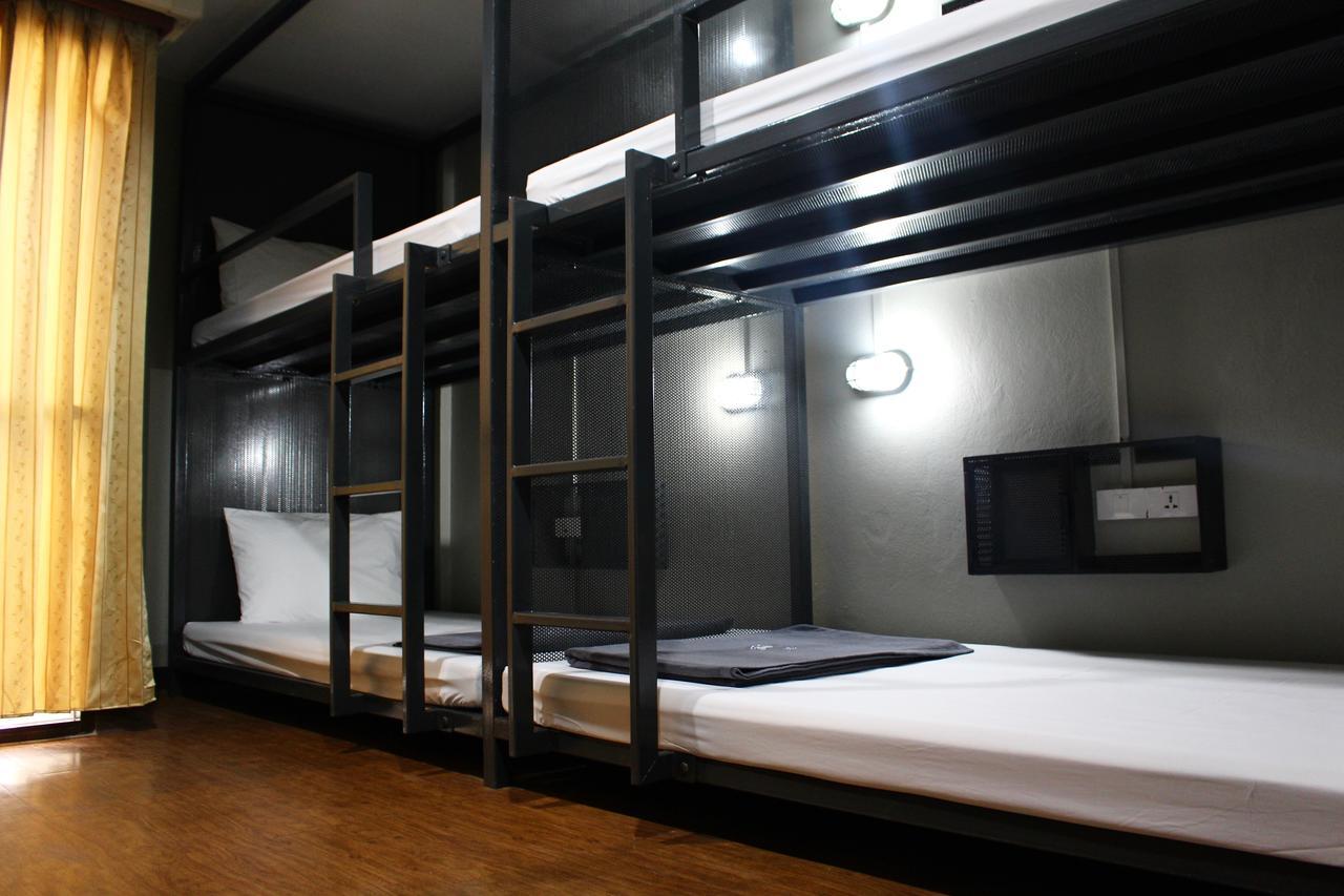 Mad Monkey Hostel Bangkok Exterior photo