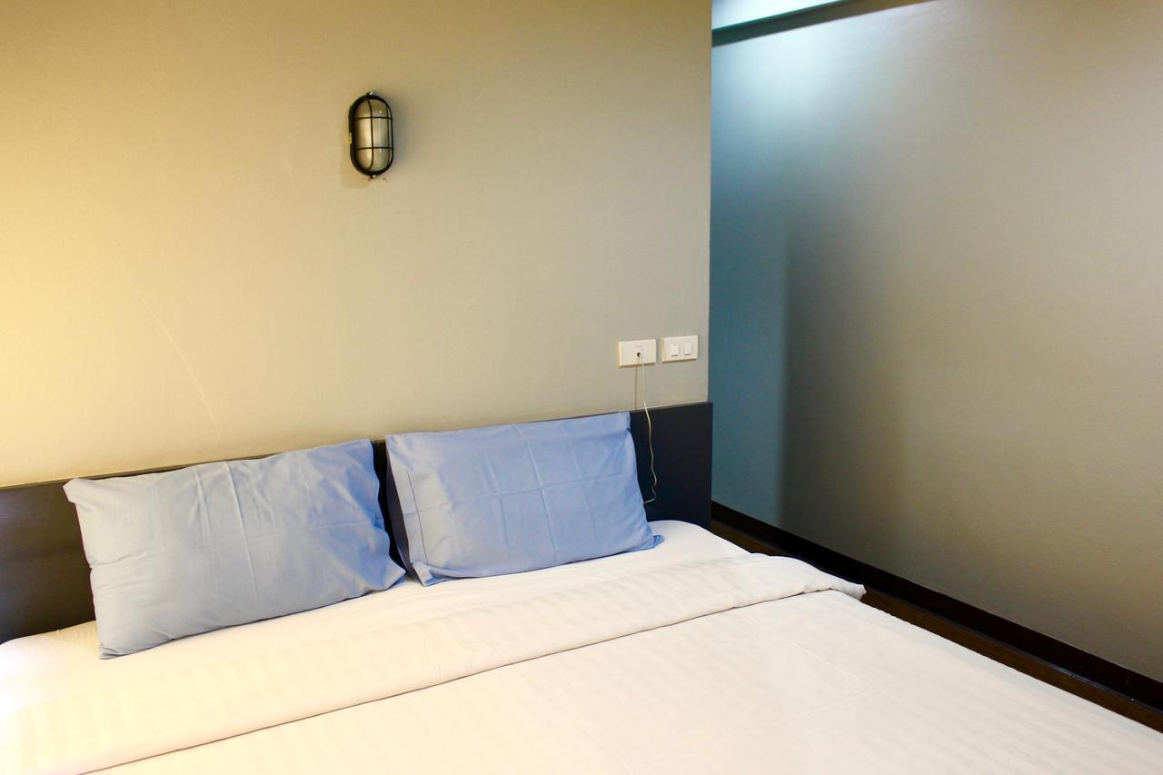Mad Monkey Hostel Bangkok Exterior photo