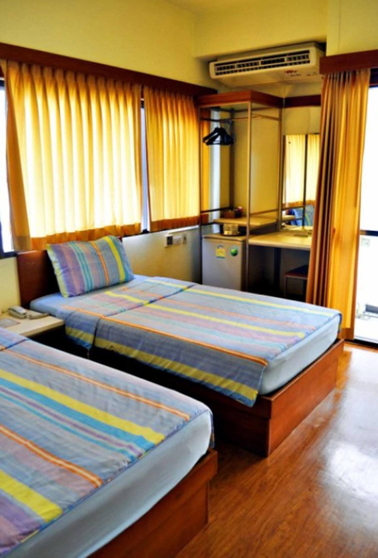 Mad Monkey Hostel Bangkok Exterior photo