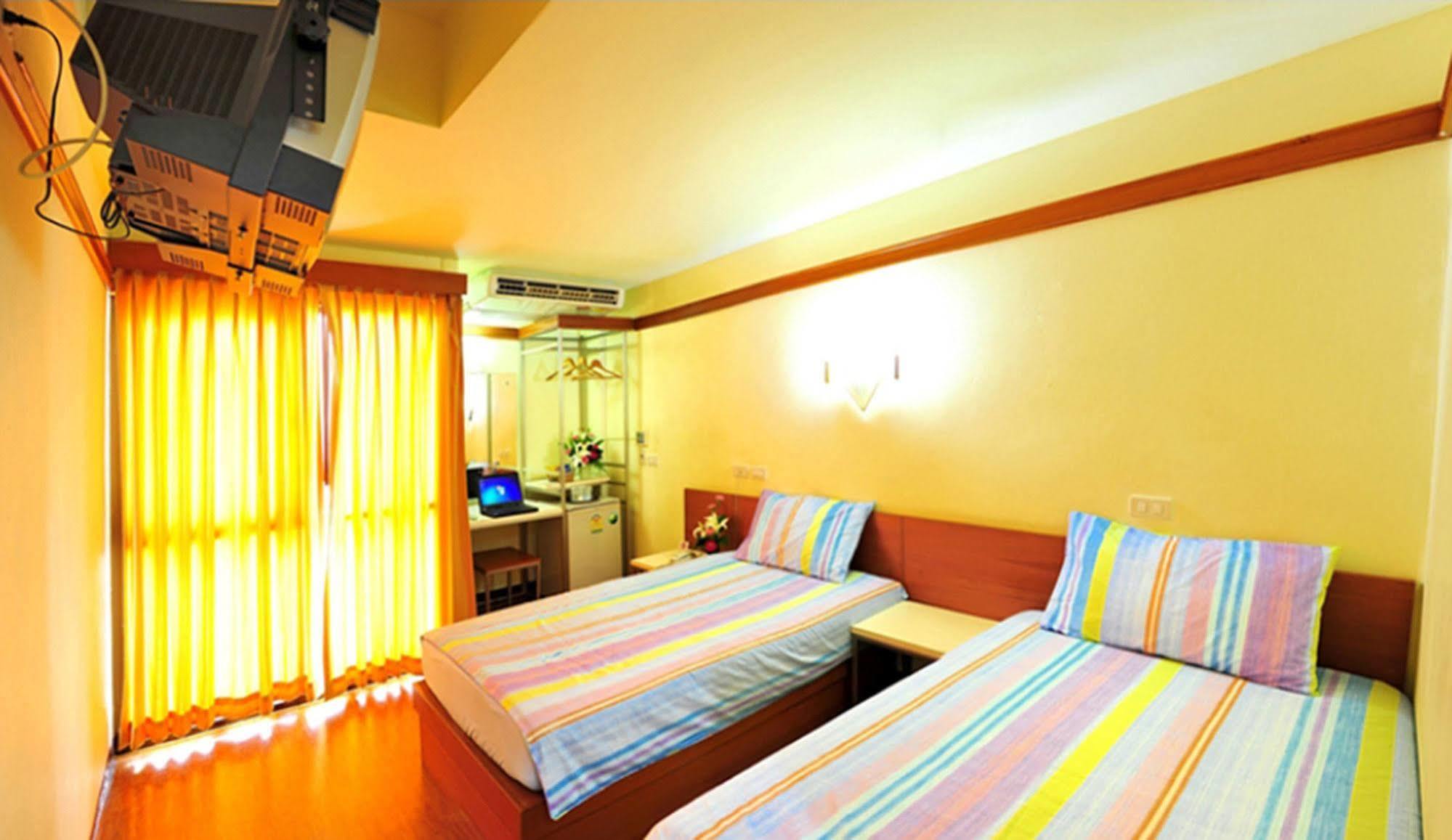 Mad Monkey Hostel Bangkok Exterior photo