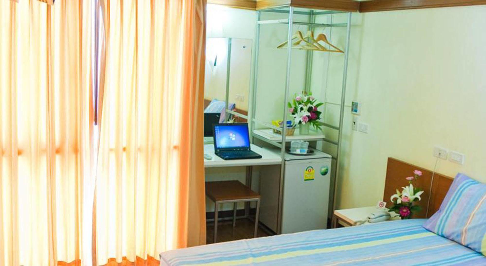 Mad Monkey Hostel Bangkok Exterior photo