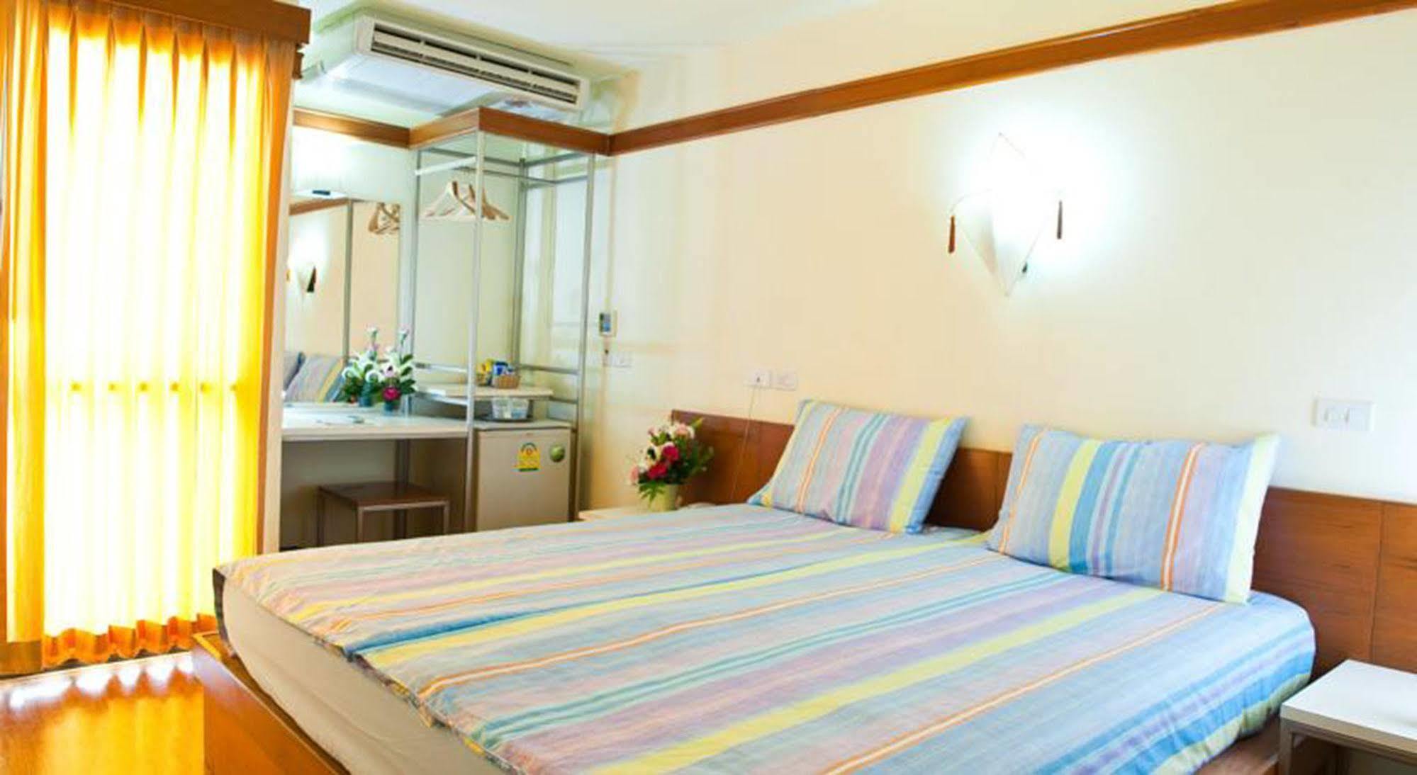 Mad Monkey Hostel Bangkok Exterior photo