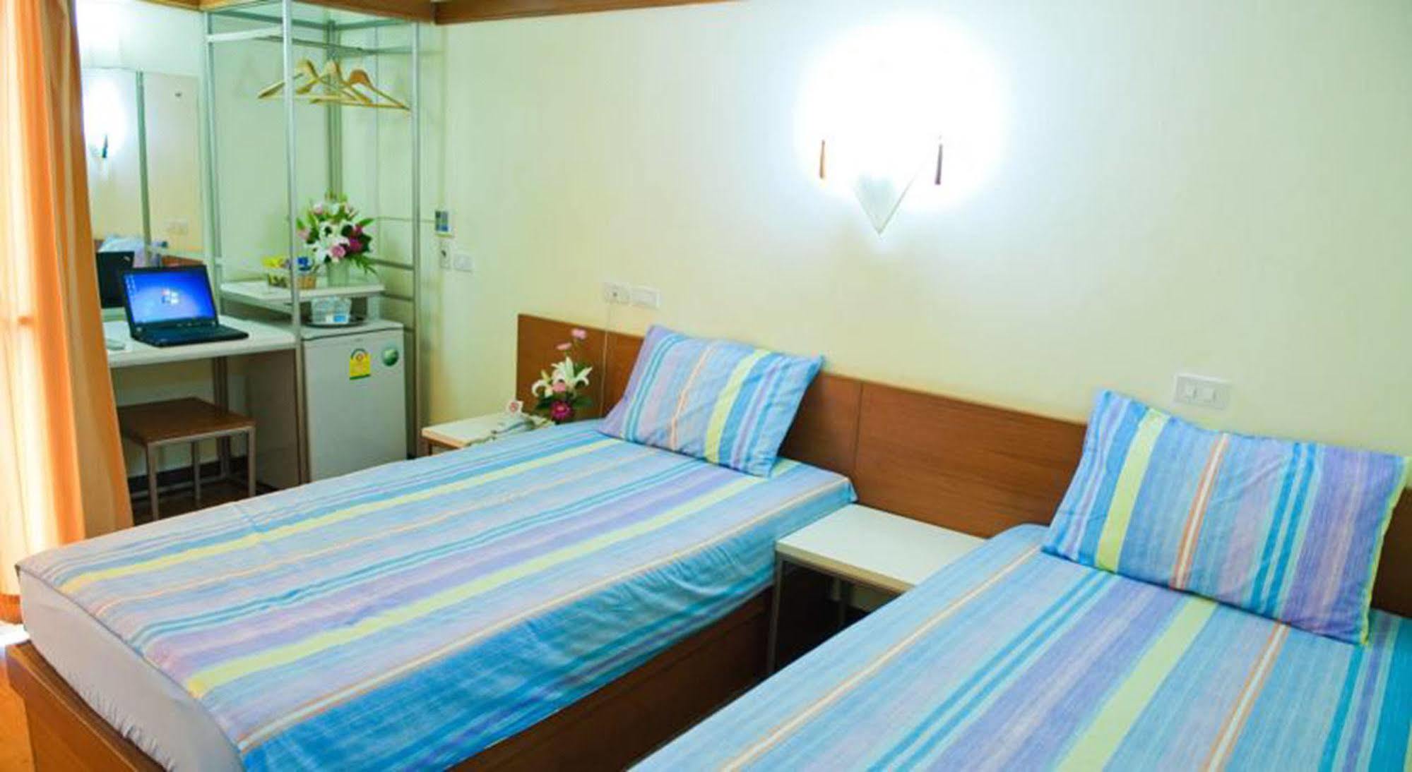 Mad Monkey Hostel Bangkok Exterior photo