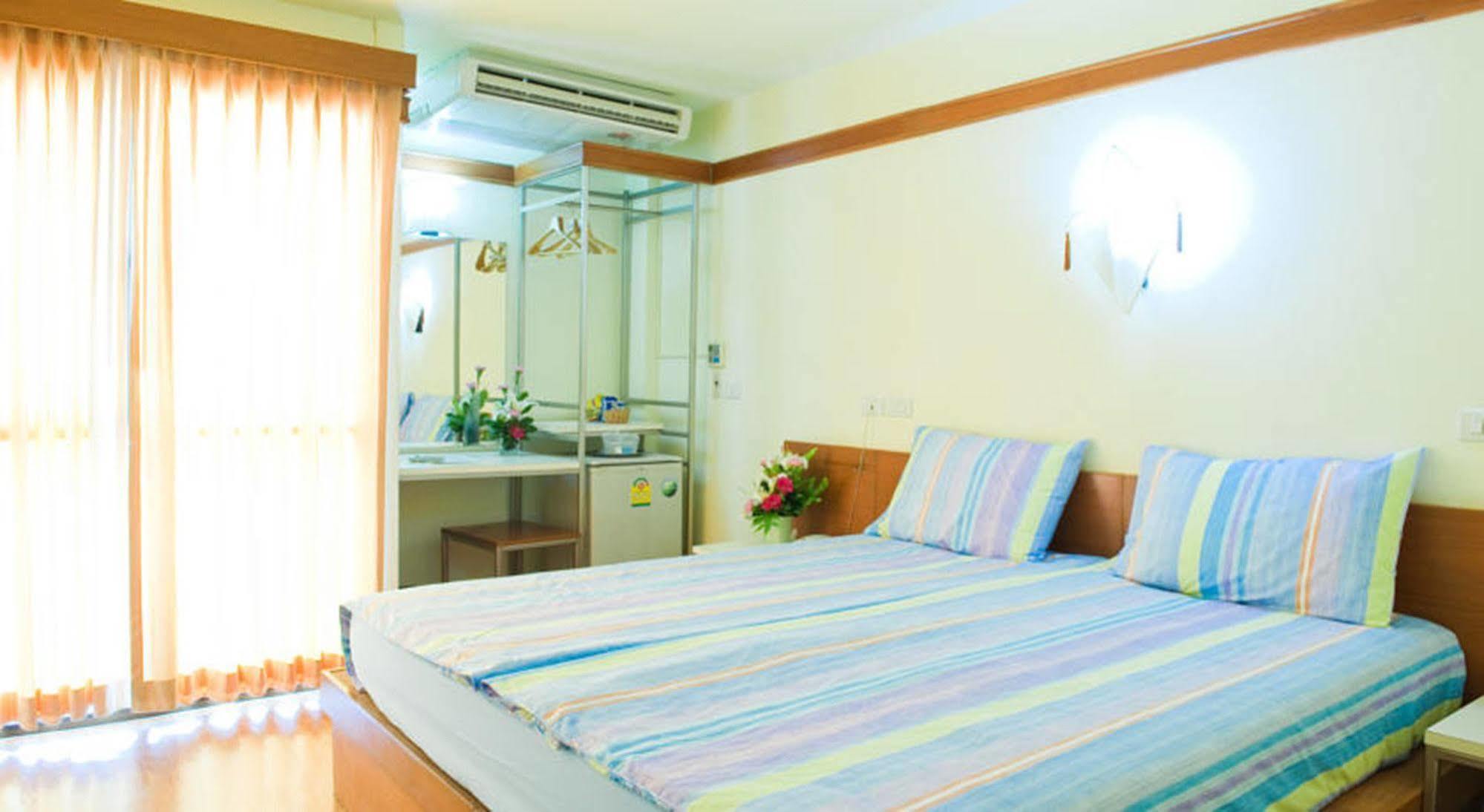 Mad Monkey Hostel Bangkok Exterior photo
