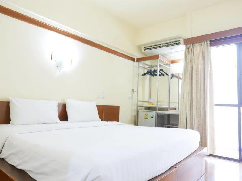 Mad Monkey Hostel Bangkok Exterior photo