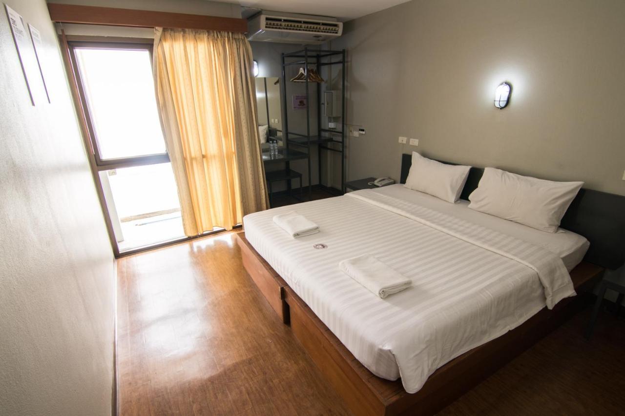 Mad Monkey Hostel Bangkok Exterior photo