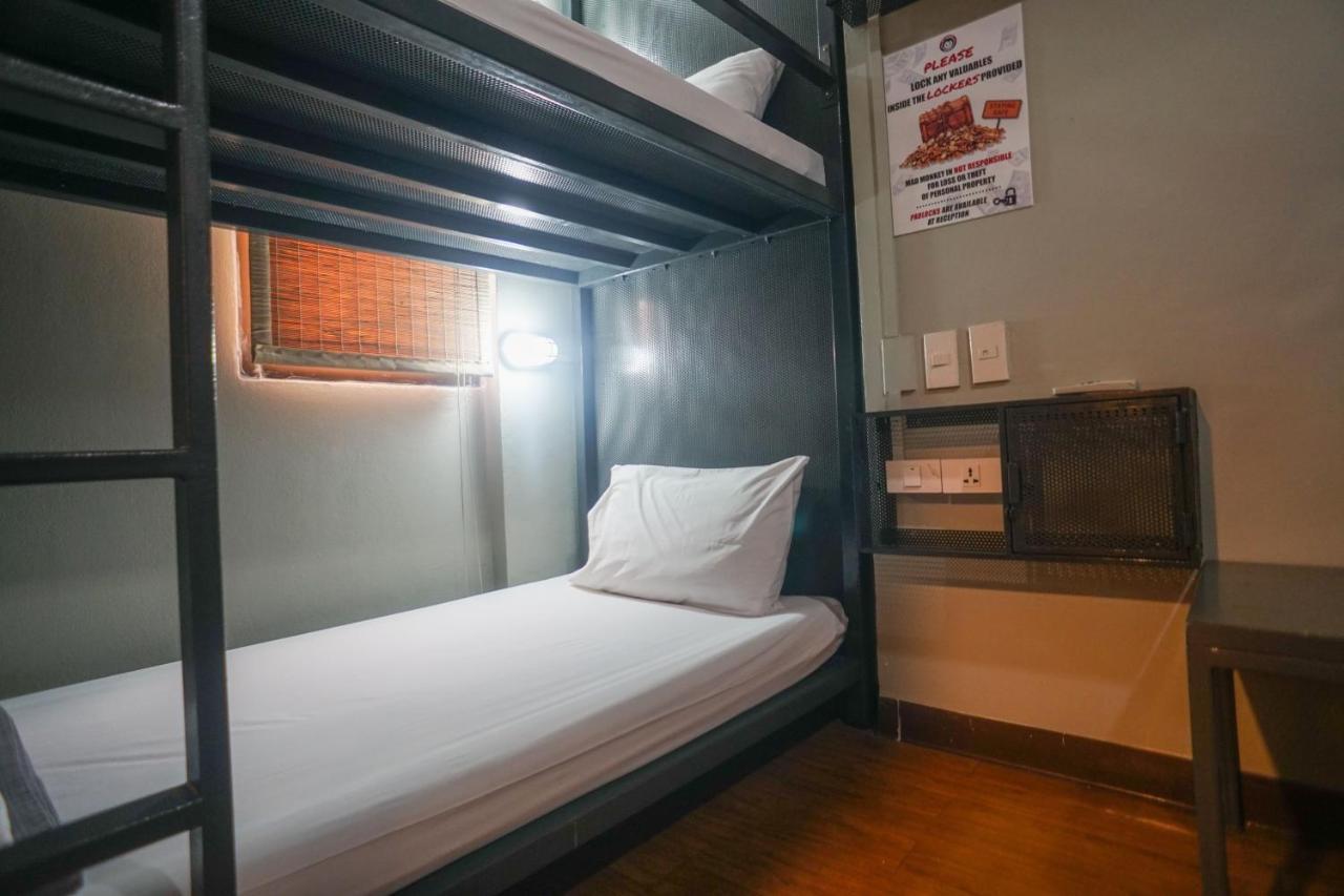 Mad Monkey Hostel Bangkok Room photo