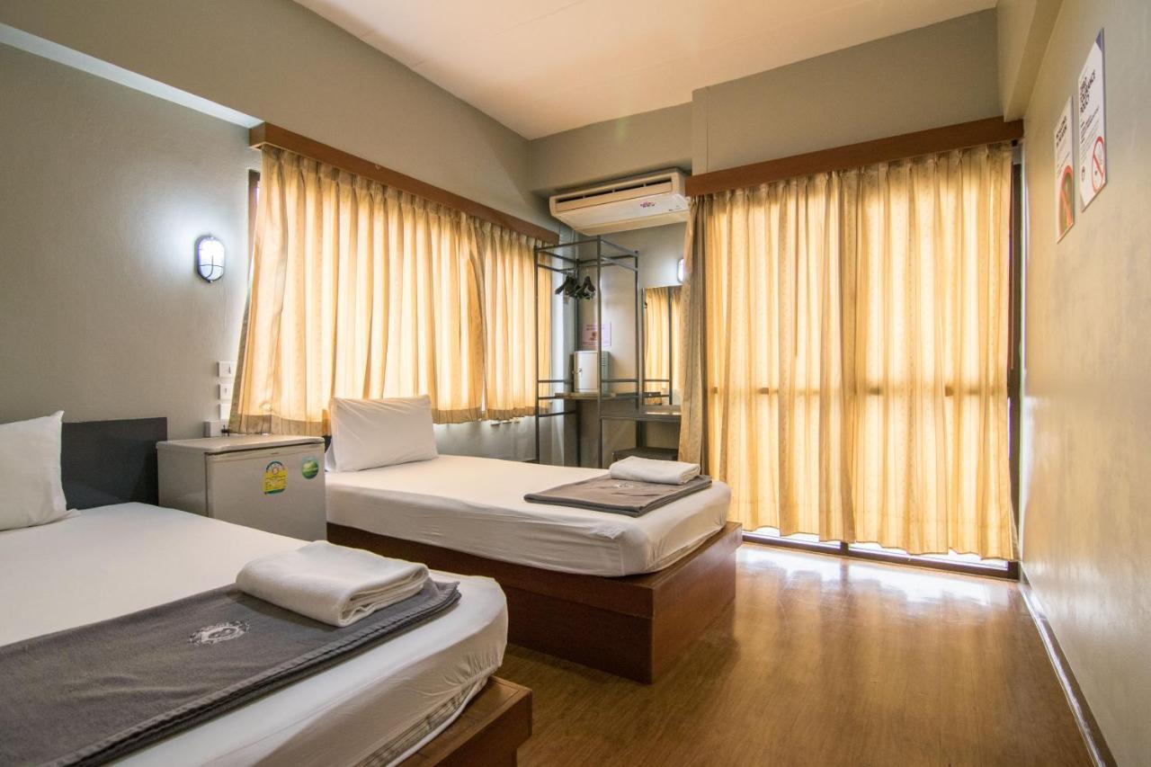 Mad Monkey Hostel Bangkok Exterior photo